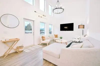 Image de Hideaways| Mins to Lake| King Bed |Dbl Garage| Ac