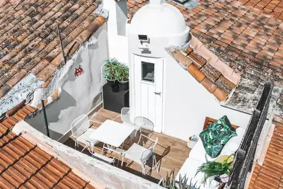 Image de Central 15th Century house with built-in Gallery/Retail facilities if required