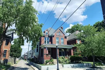 Image de Newly Renovated 1 Bedroom Century Home Condo (1500sf)