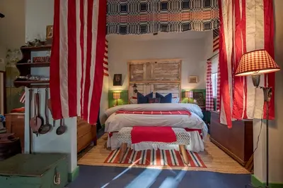 Image de Historic 1900s Ship Smith Cottage. . . A Patriotic New England Inspiration!