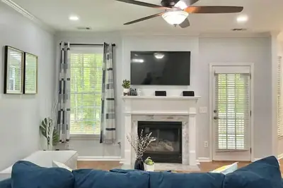 Image de A cozy warm house in Historic Downtown Norcross!