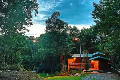 Image de Overlook National Forest, Cozy cabin with hot tub and firepit.