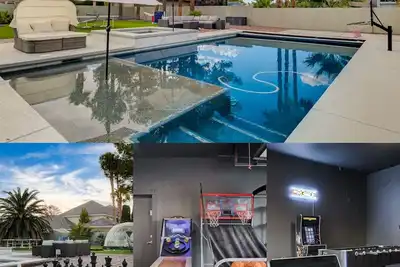 Image de Grand custom home with resort-style backyard. 12 mins to the strip!