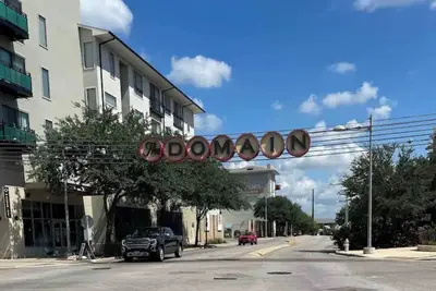 Image de Domain Luxury 2 bedroom apartment! Self check in.