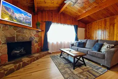 Image de Rustic Yosemite Cottage-King Suite-Mountain Views