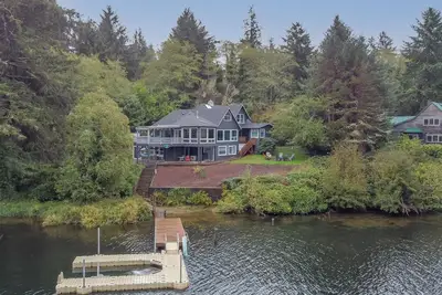 Image de Impressive lake front home was beautifully updated, includes-Hot Tub + Game Room