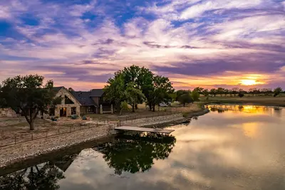 Image de 4 Br Farmhouse with Private Lake