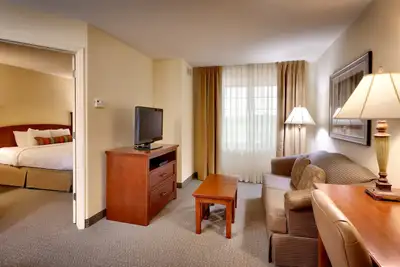 Image de Suite with Pool | Business Essentials