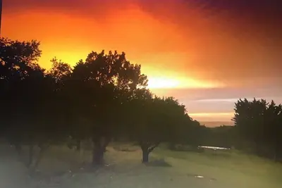 Image de Hummingbird House with 2 acres for wandering wildlife. Swim under the Stars