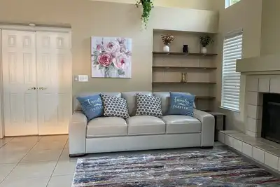 Image de King bed in gated community very next to Woodward Park. Waking, dinning & shops