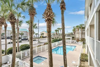 Image de Newly Renovated Condo with Beach Views. Sleep 6 in comfortable beds.