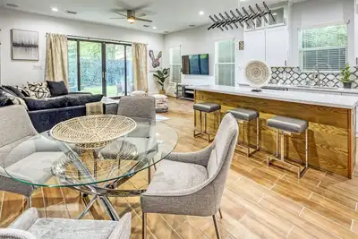 Image de \"Stunning home in the shadows of downtown Showstopper New Listing\"