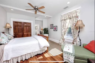 Image de Private updated Suite in heart of Downtown Dunedin