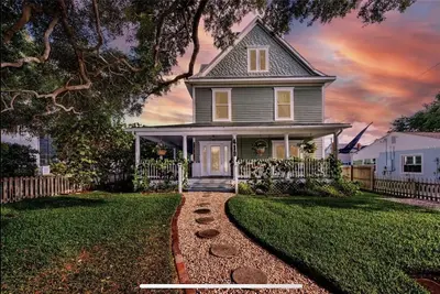 Image de Whole House w/ cottage sleeps 14 total w/Golf Cart