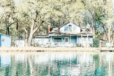 Image de Beautiful 2 story house overlooking the water. Has arcade & Close to the springs