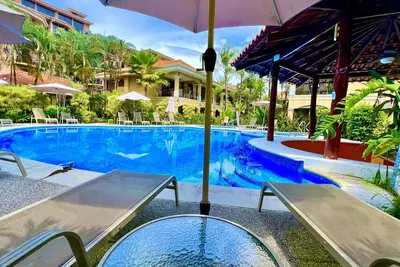 Image de Stunning ground floor Condo near the pool