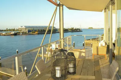 Image de Harbourfront Escape – Spacious & Stylish 3-Bed Apartment in Honeysuckle