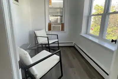 Image de 3 Blocks From The Beach Just Renovated 3 Bdrm Plus Den