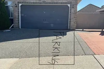 Image de Private room, own door, own backyard, close to hwy!