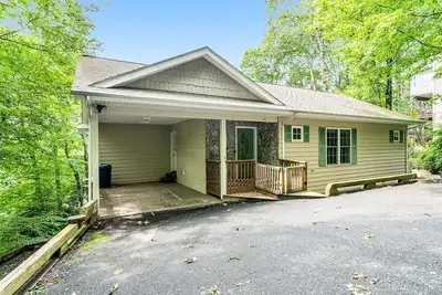 Image de Quiet cottage with deck & grill + resort pool, on-site golf, & tennis courts