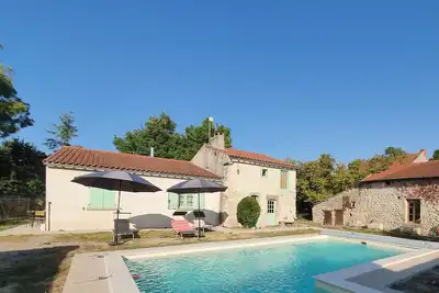 Image de Charmant Gîte avec Piscine Privative et Terrasse à Charroux, Village Médiéval