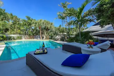Image de Spectacular Tropical Glass Masterpiece ~ Heated Pool ~ Game Room ~\nPrivate Dock!