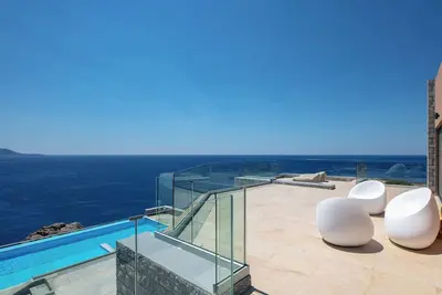 Seafront luxury villa, infinity pool & devine views