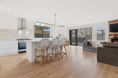 Image de This stunning, brand new family home sleeps 8 guests