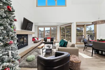 Image de Top Floor Unit w/ Private Balcony for Mountain Views & Outdoor Seating!