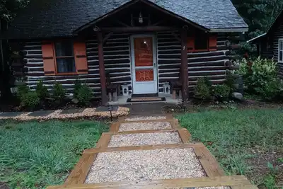 Image de Original Chestnut Log Cabin In A Lake Community