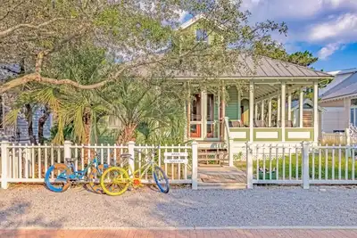 Image de Welcome to Idlewild South! Steps to both downtown and the beach.