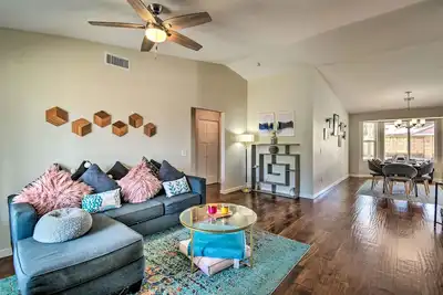 Image de Stylish Glendale Home w/ Private Yard + Patio