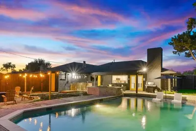 Image de Posh 6br/3b Home with Pool, Media/Game Room & Hot Tub