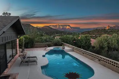 Image de Experience luxury at the Sedona Chimney Rock Trail House with stunning red rock views.