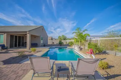 Image de Like New Home Private pool, New furnishings, 20 mins to State Farm stadium