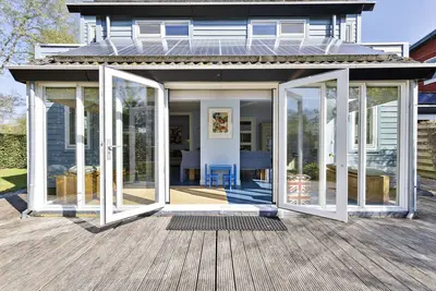 Image de Sustainable vacation home with private garden on the (natural) waterfront