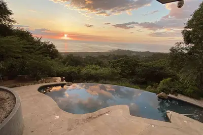 Image de Exceptional new home with unparalleled ocean views and private pool.