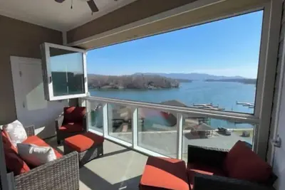 Image de Luxury Smith Mountain Lake Vacation Home