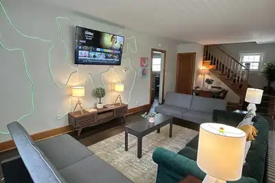 Image de Perfect for large groups! Game room with Foosball and Arcade! Lots of Parking!