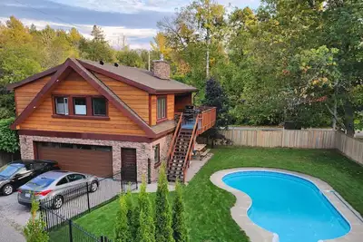 Image de Warm, comfortable rustic luxury chalet near lake, park, forest trails and skiing