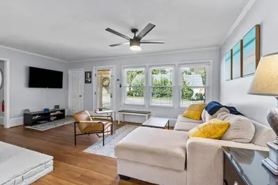 Authentic Vibe~70\"Tv~King Suite~Pets~Walkable!