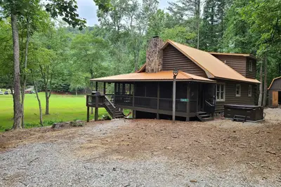 Image de Luxurious Brown Mountain River Cabin 4br/3Bath w/Hot Tub and Fire Pit