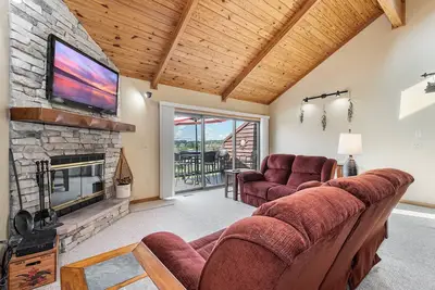 Image de Sunset Chalet | Lake Access, Great Views!