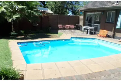 Cosy Luxury En-suite (pool & lappa)