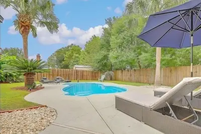 Image de Pool + Screened Porch + Pool Table + Large Yard