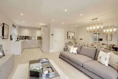 Image de Designed, Spacious, 2 Bedroom Master plus a guest bathroom