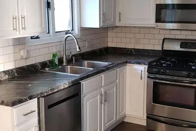 Image de Charming 3 bedroom 1. 5bath home with patio.