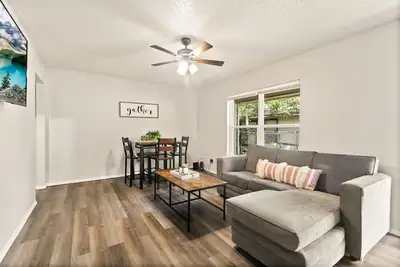 Image de 2bed/1bath apt w/ full kitchen - central location!