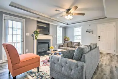 Image de Welcoming Abode w/ Yard ~ 1 Mi to Dtwn Apex!