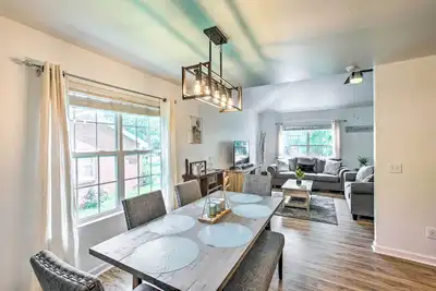 Image de Charming Springfield Escape w/ Furnished Deck